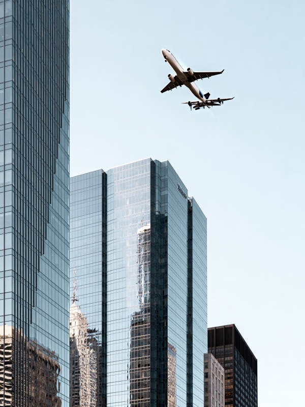 飞机掠过摩天楼图片