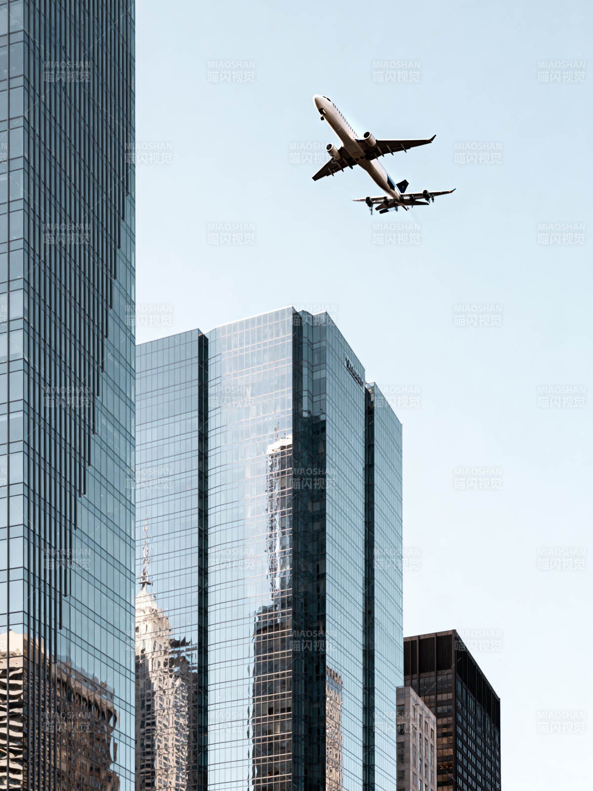 飞机掠过摩天楼图片
