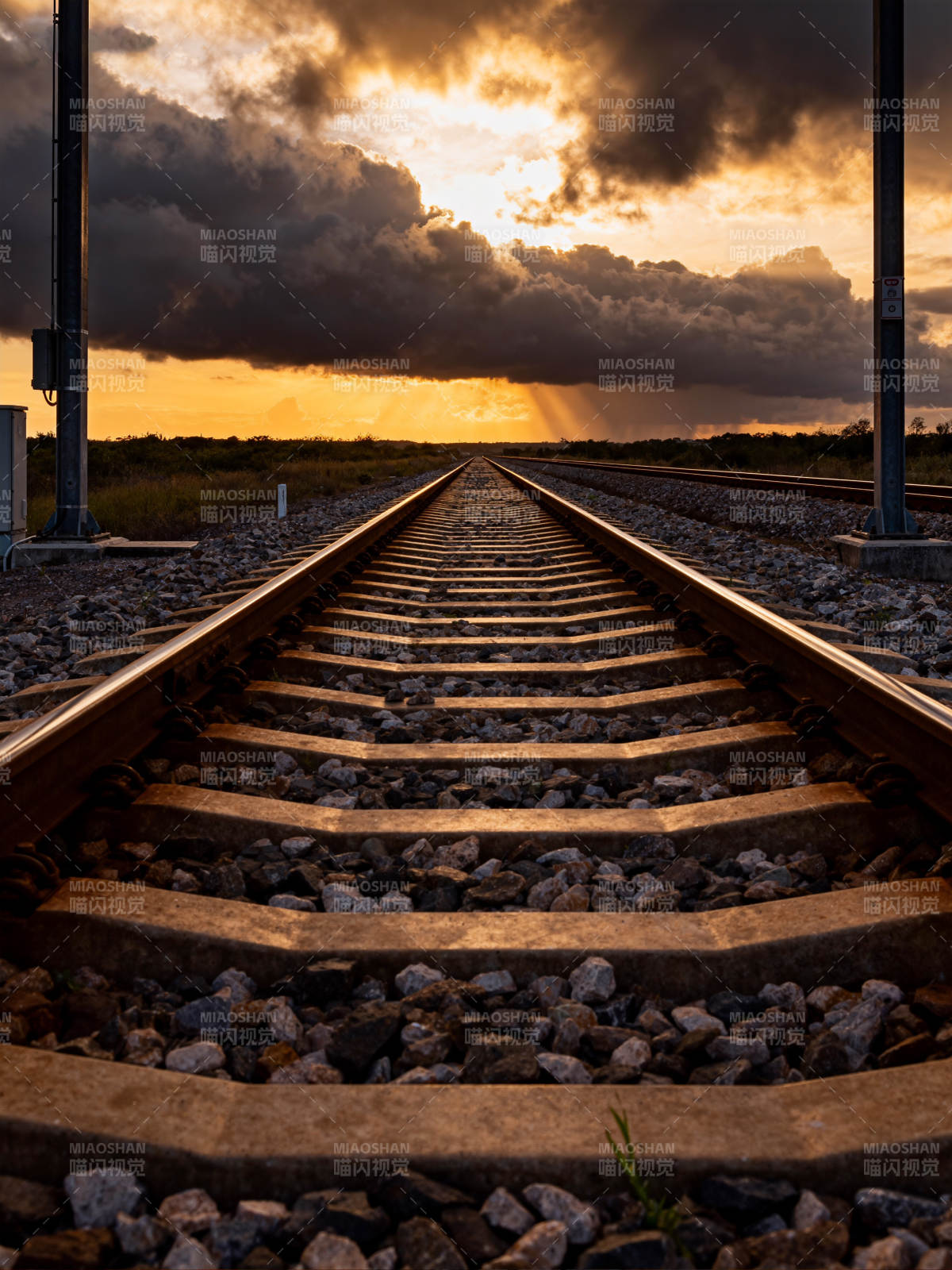 铁轨尽头的黄昏图片