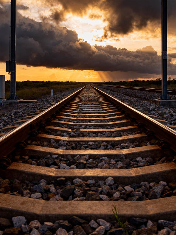 铁轨尽头的黄昏图片