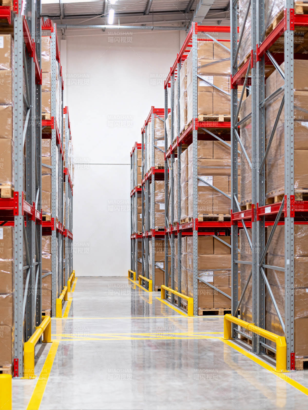 整洁的仓库货架图片