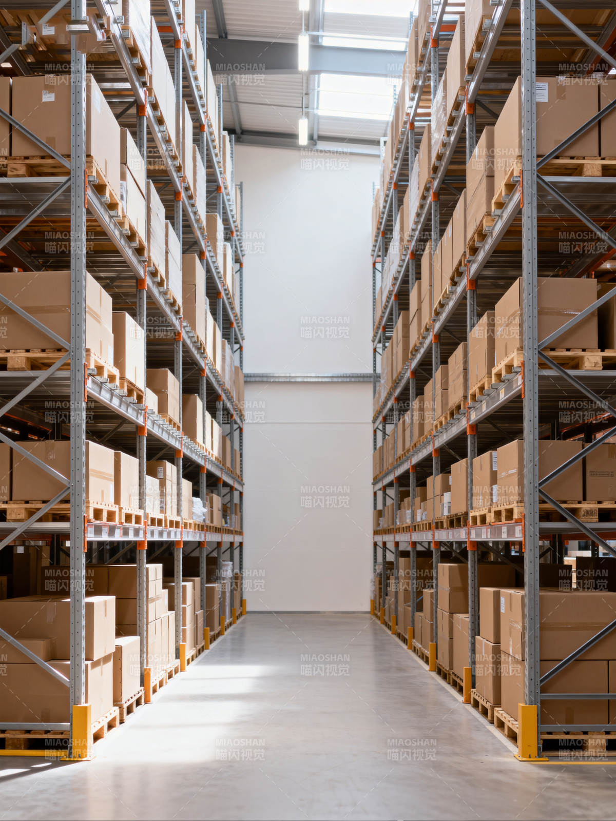 仓库货架通道图片