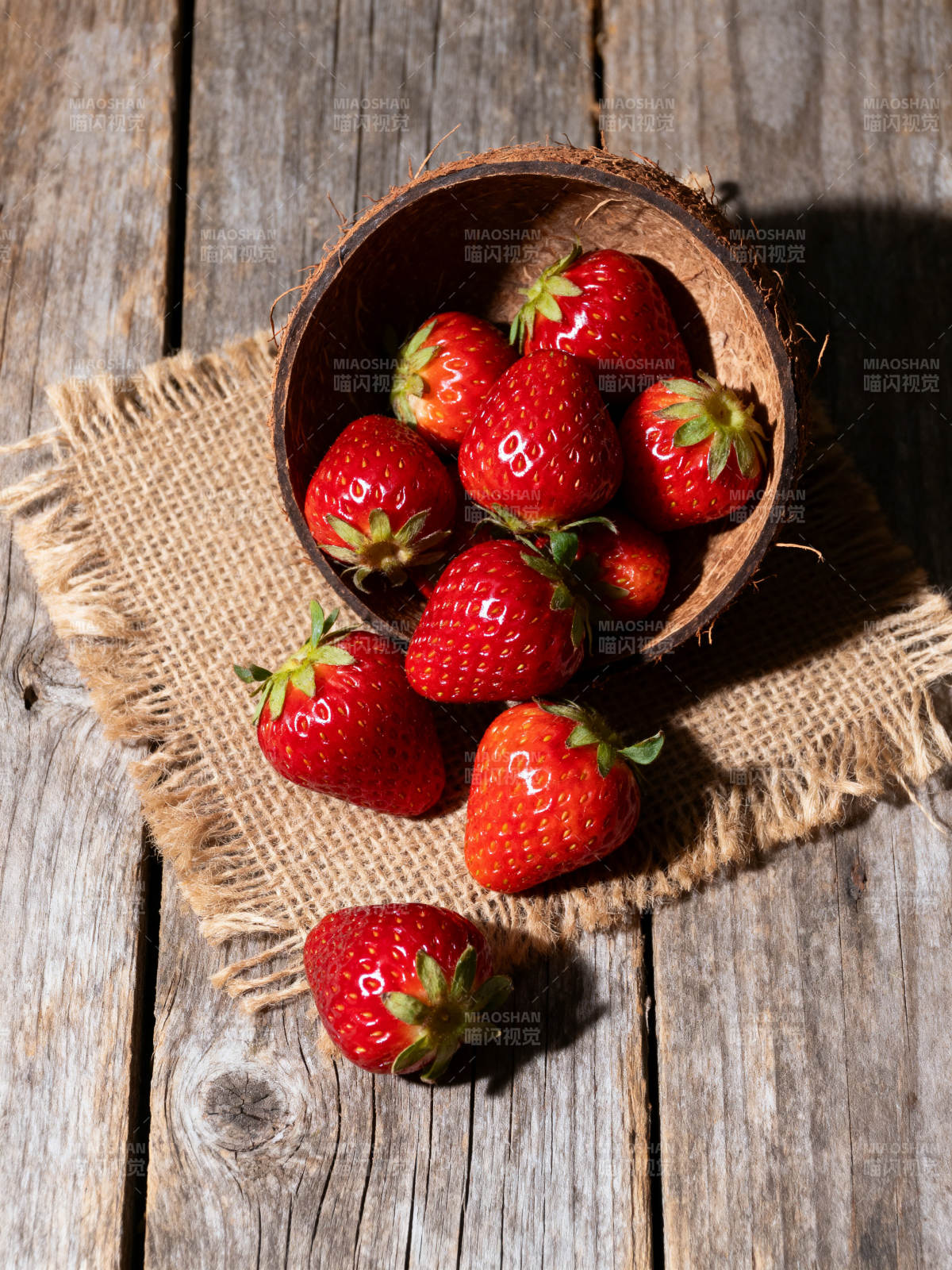 草莓椰壳碗图片