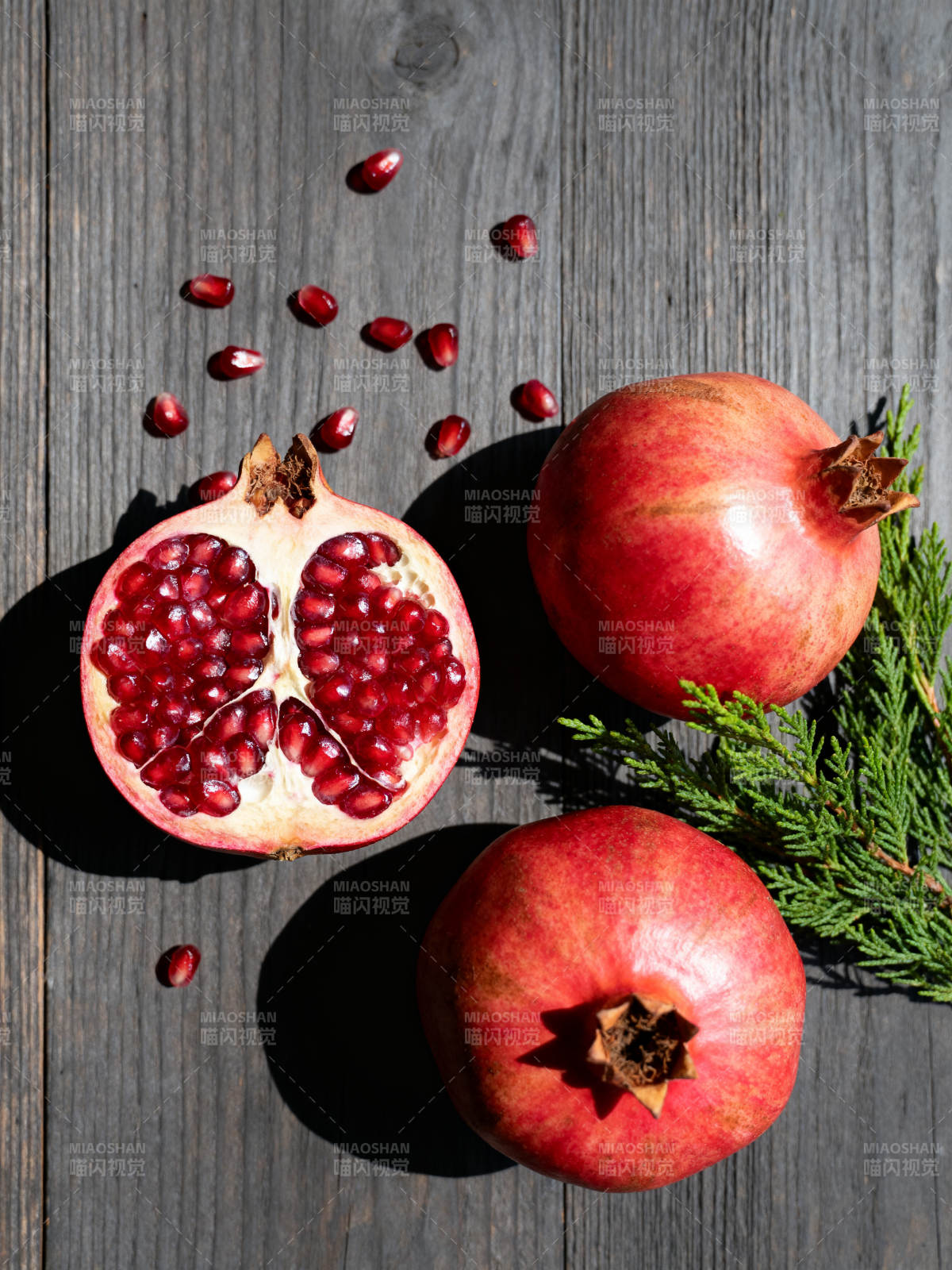 石榴鲜红诱人图片