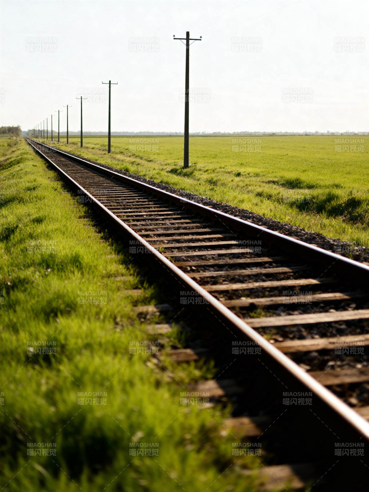 铁轨延伸至远方图片