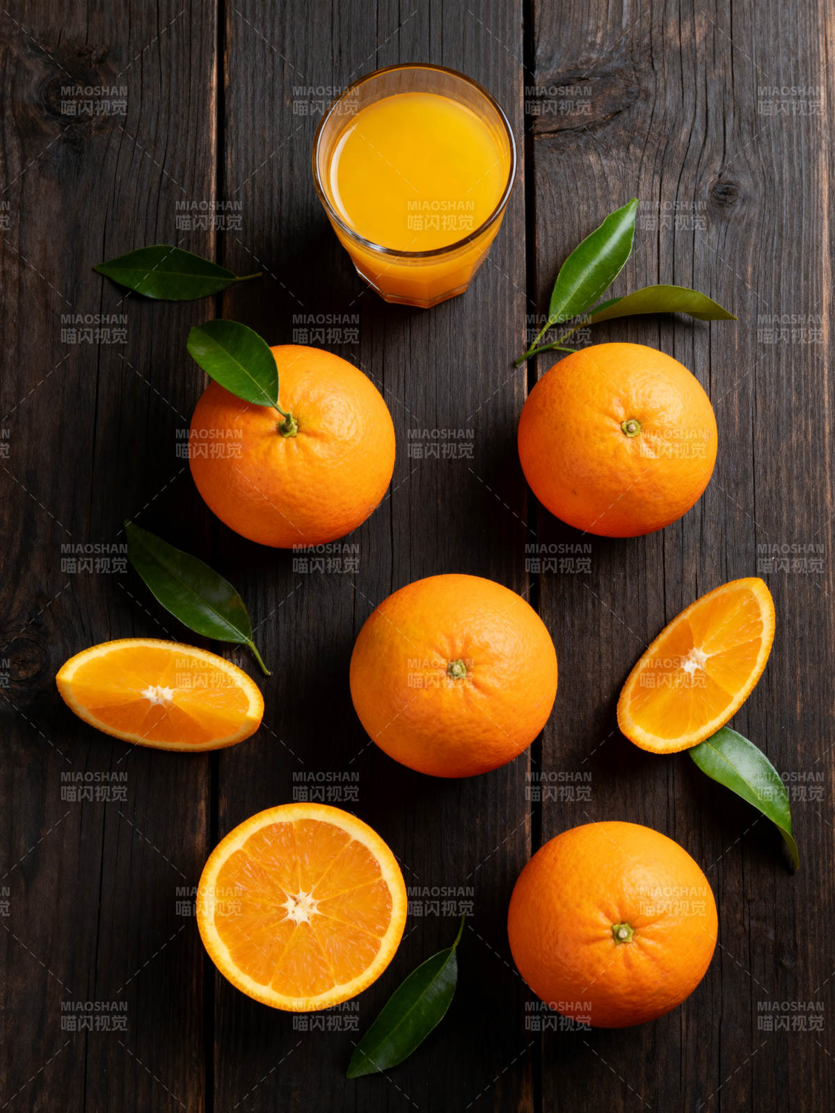 橙汁与新鲜橙子图片