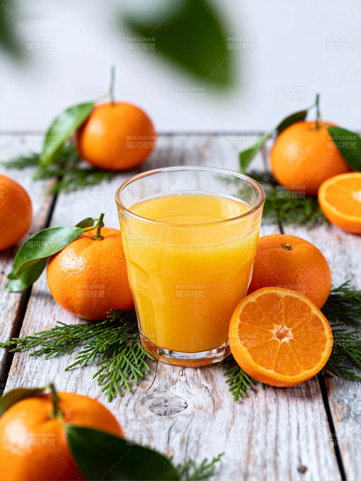 橙汁与新鲜柑橘图片