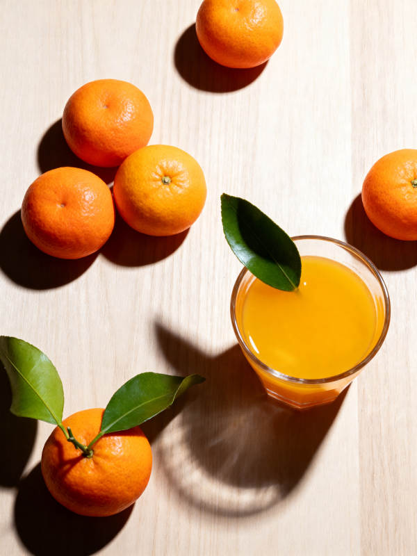 橙汁与新鲜柑橘图片