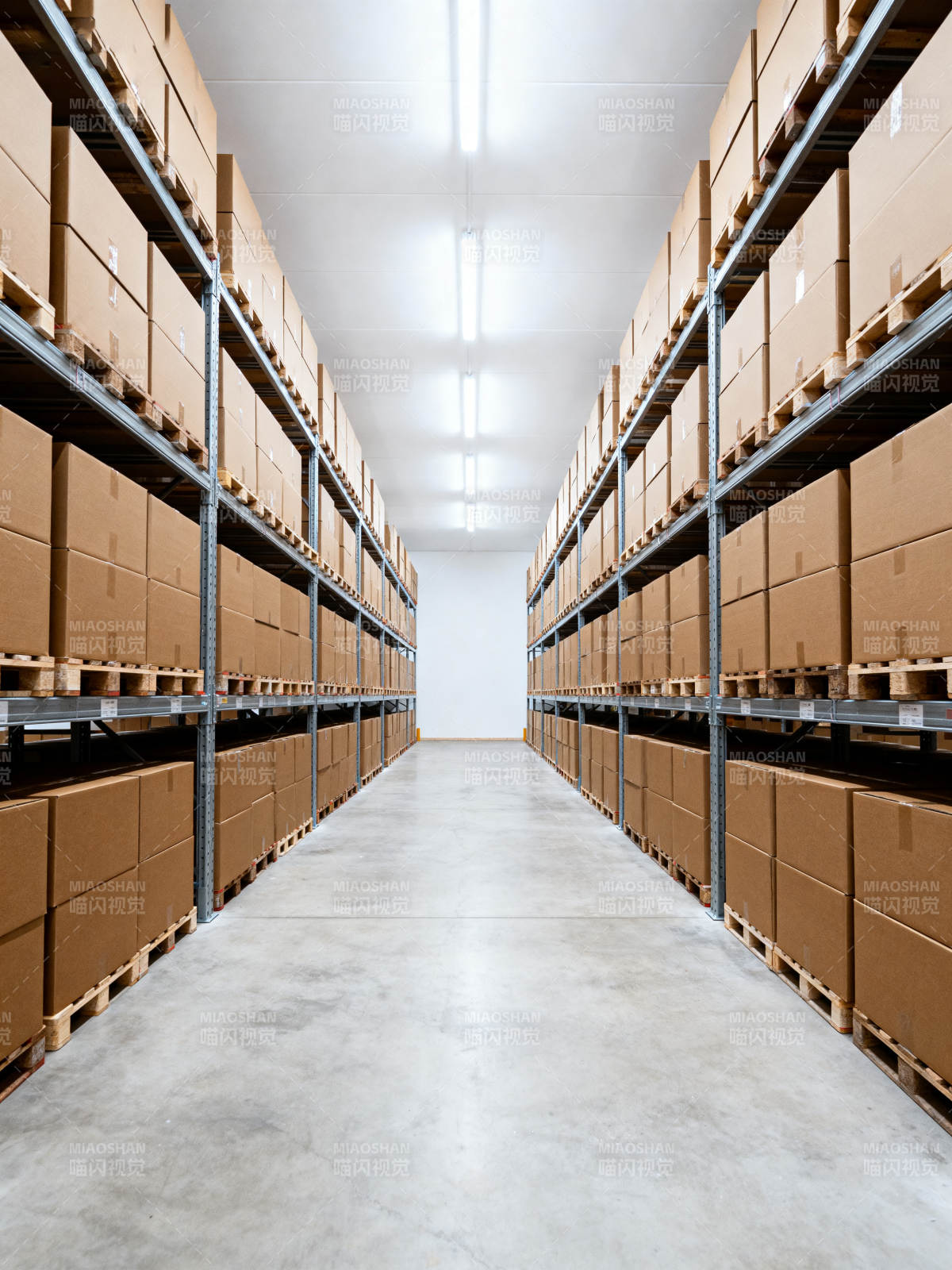整洁的仓库通道图片