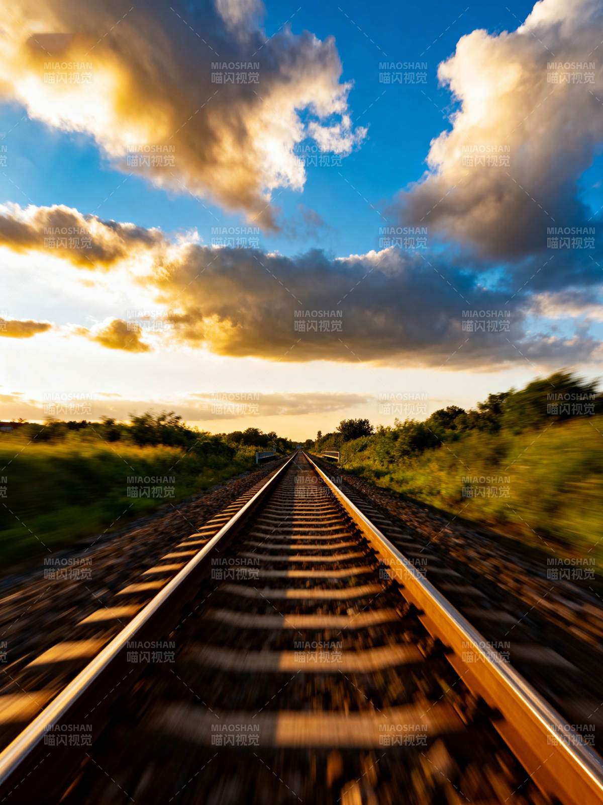 铁轨延伸向天际图片