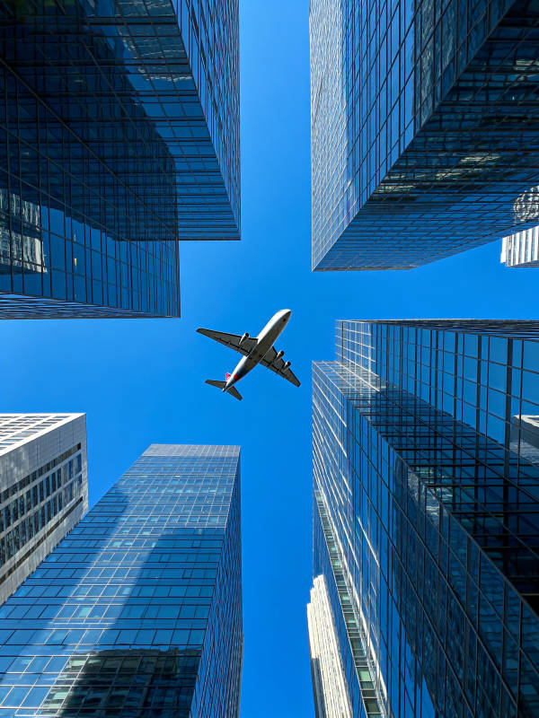 摩天楼间飞航图片