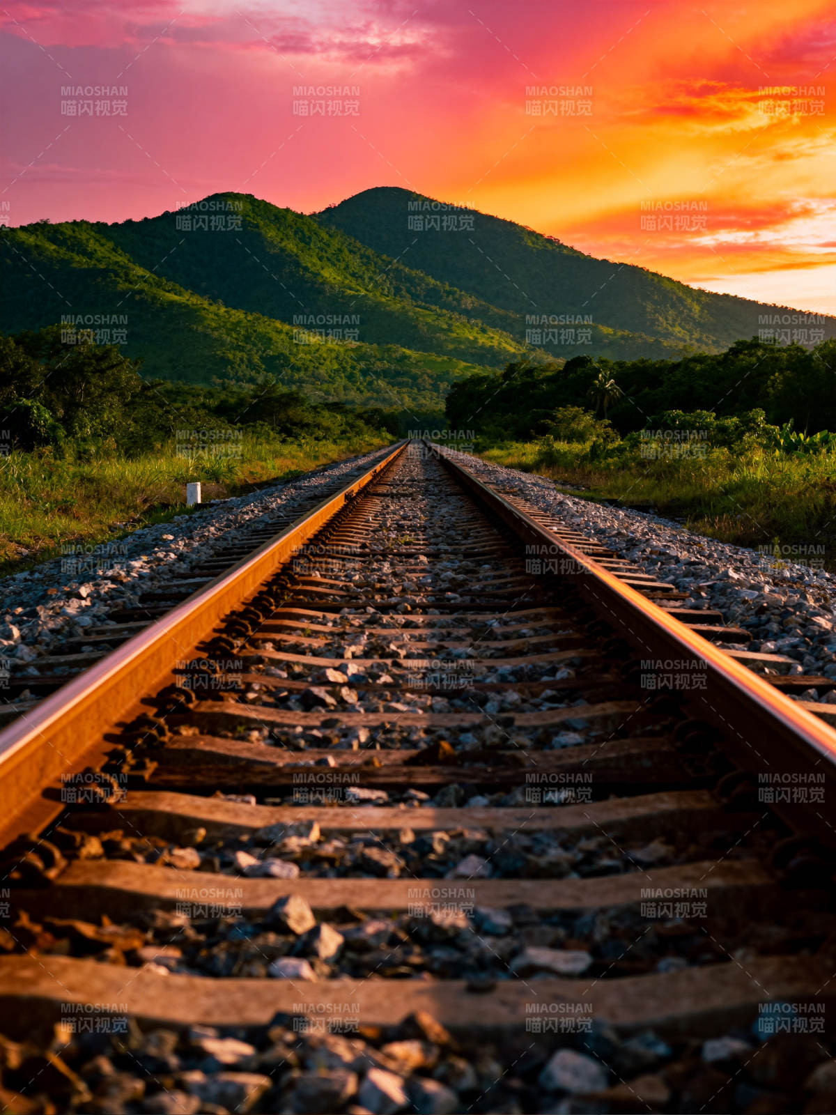 铁轨尽头的山峦日落图片