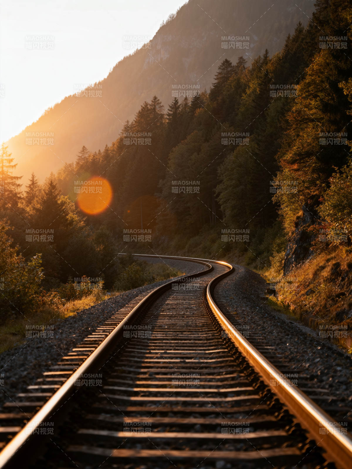 山间铁轨晨光图片
