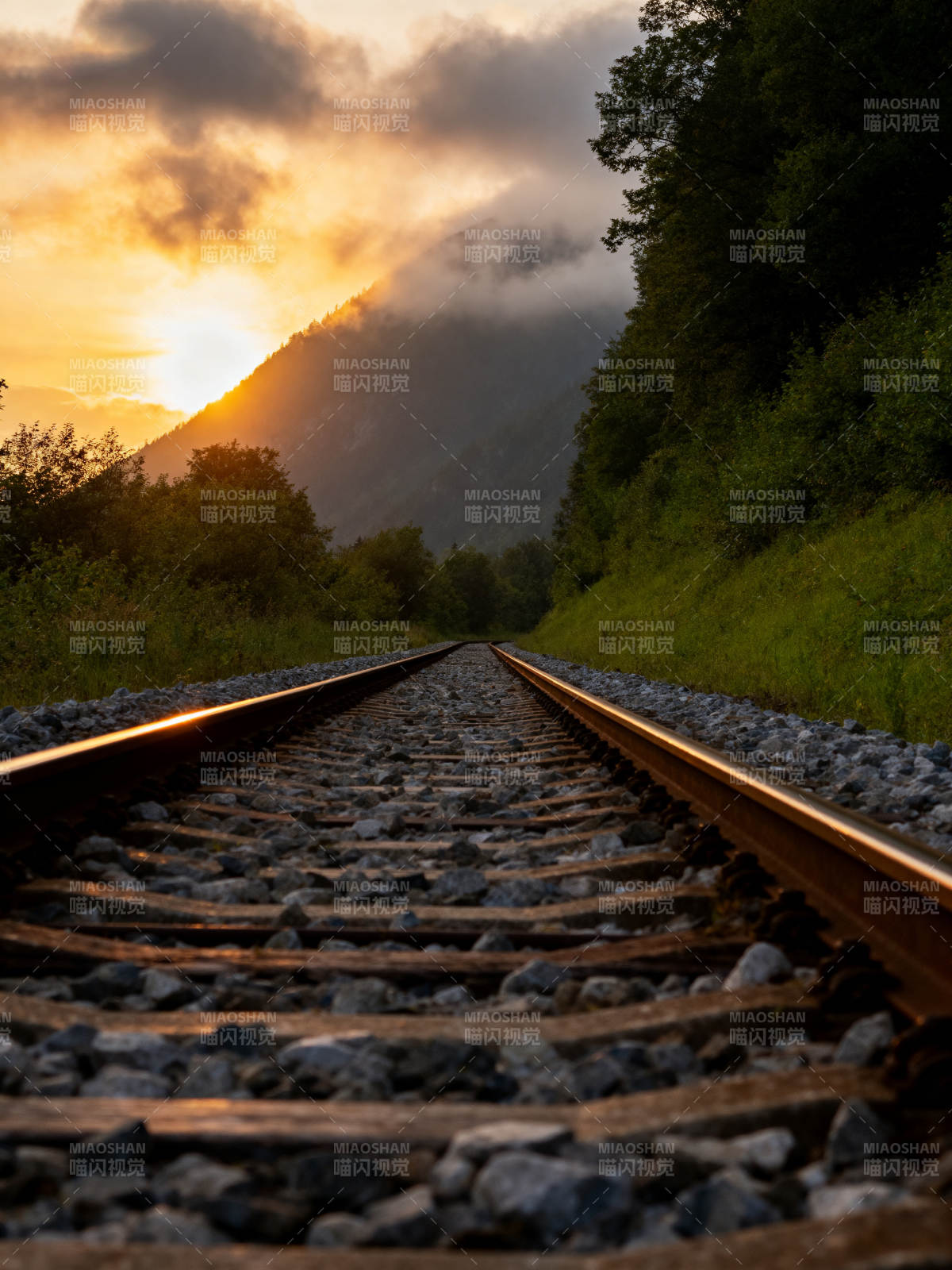铁轨尽头的夕阳图片