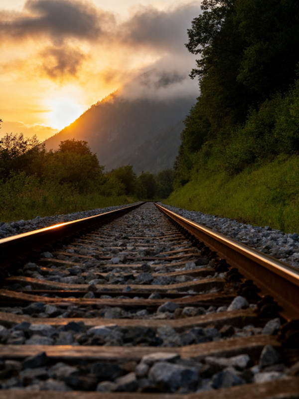 铁轨尽头的夕阳图片