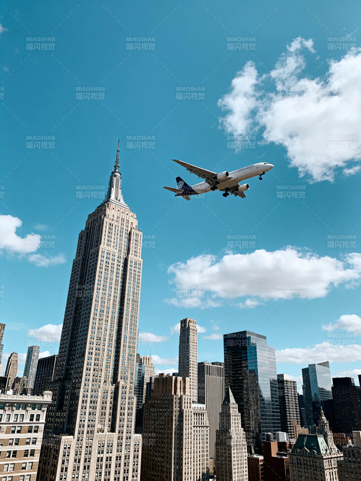 帝国大厦上空飞过的飞机图片