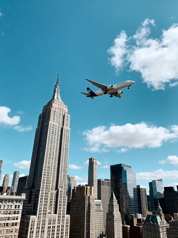 帝国大厦上空飞过的飞机图片