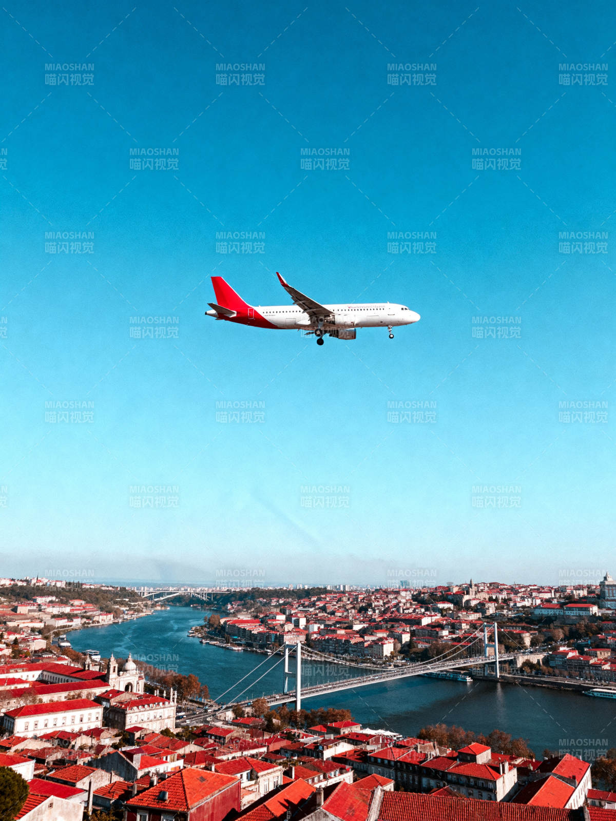 飞机飞越城市上空图片