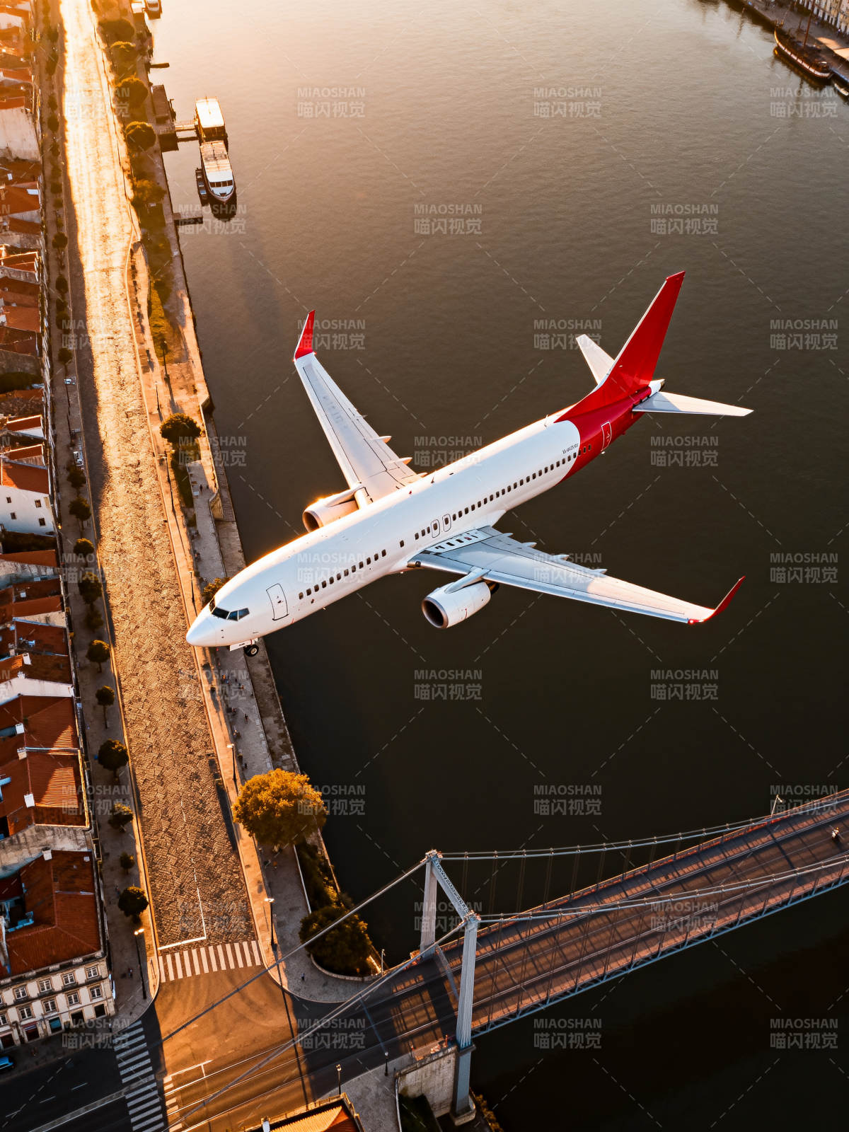 飞机掠过城市河流图片