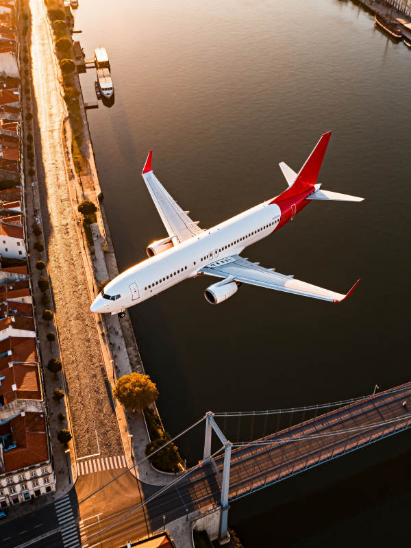 飞机掠过城市河流图片
