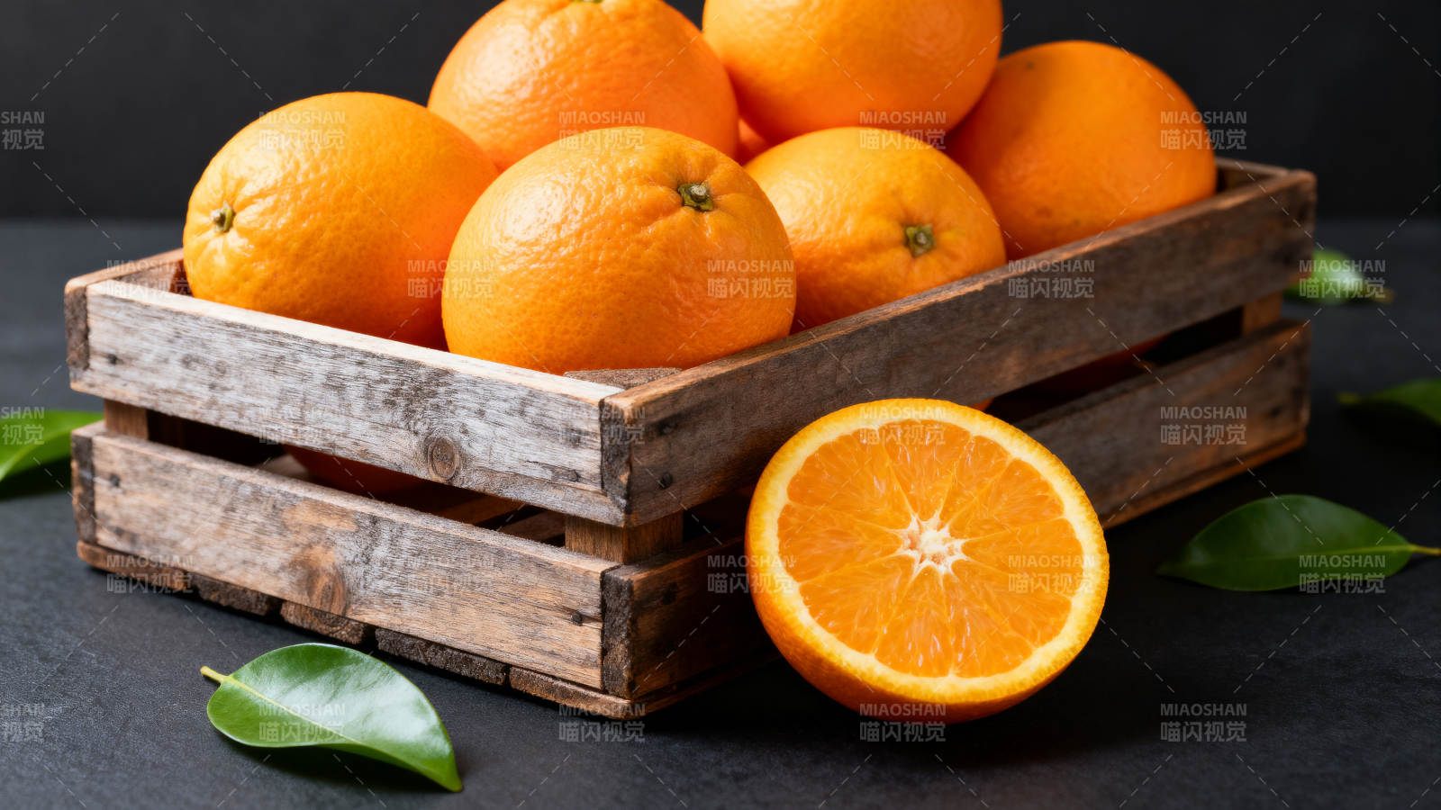 新鲜橙子装木箱图片