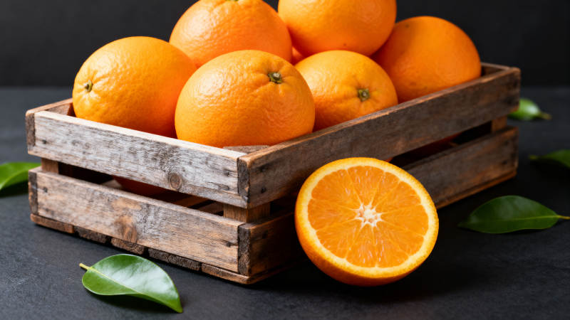 新鲜橙子装木箱图片