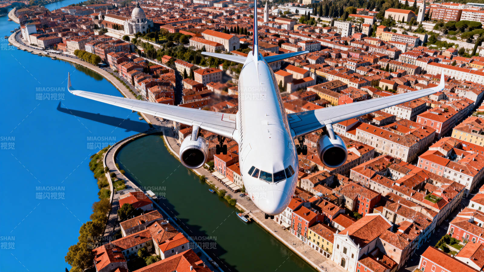 飞机飞越城市上空图片