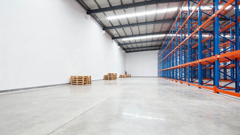 宽敞明亮的仓库内部图片