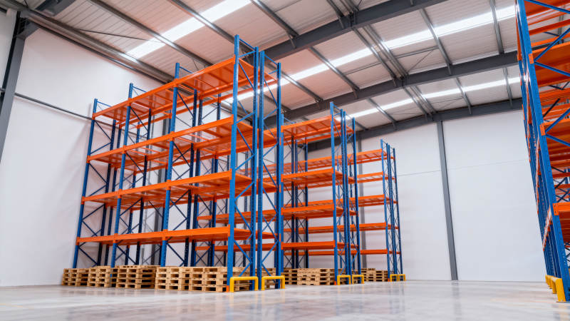 仓库货架整齐排列图片