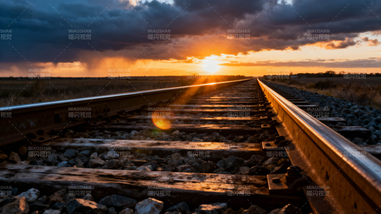 铁轨尽头的夕阳图片