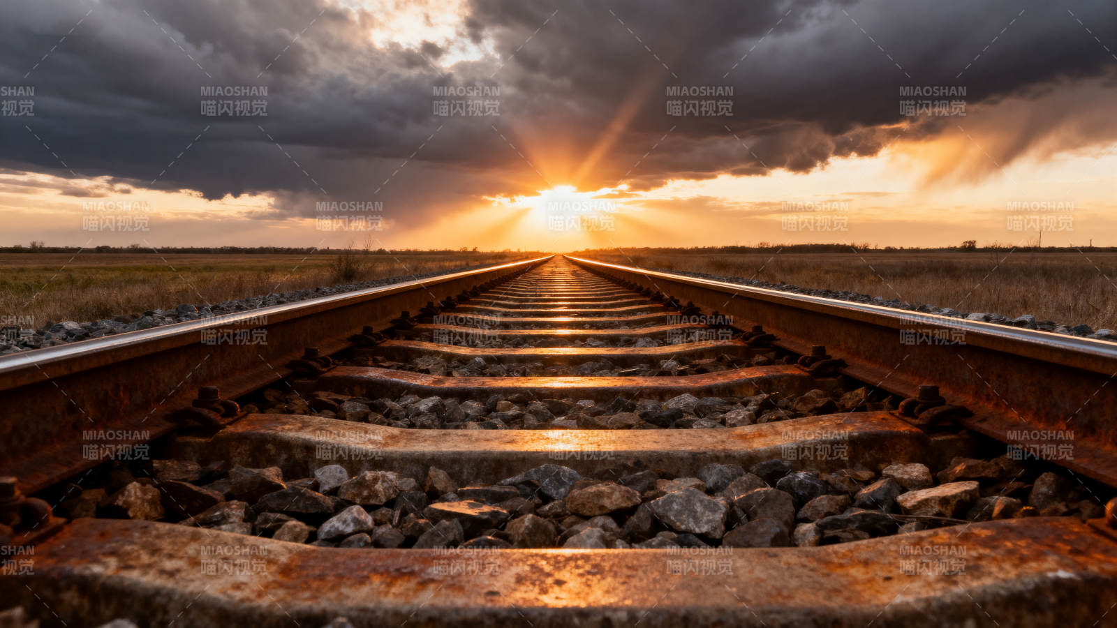 铁轨尽头的夕阳图片