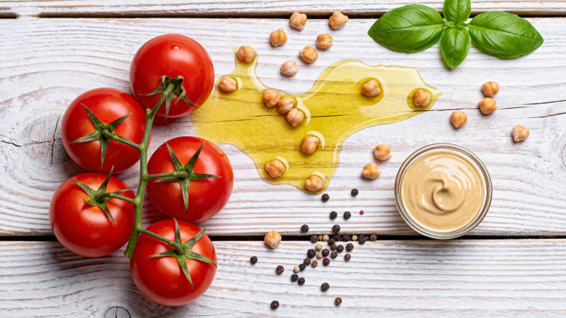 新鲜番茄与香料摆盘图片