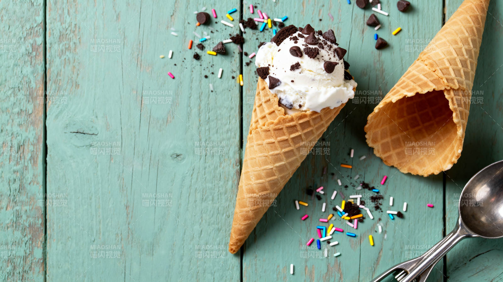 冰淇淋甜筒与彩糖图片