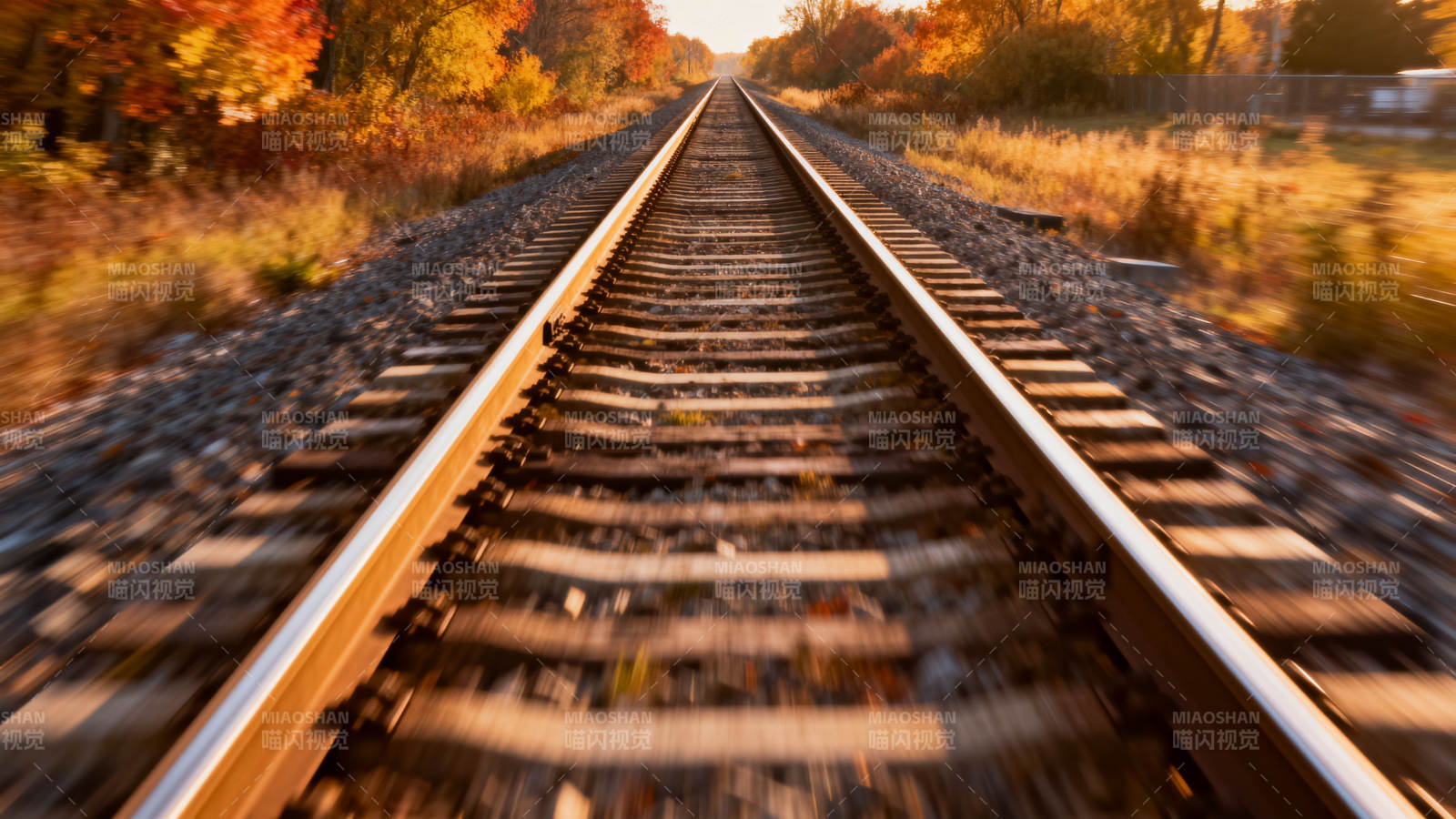 秋日铁轨延伸图片