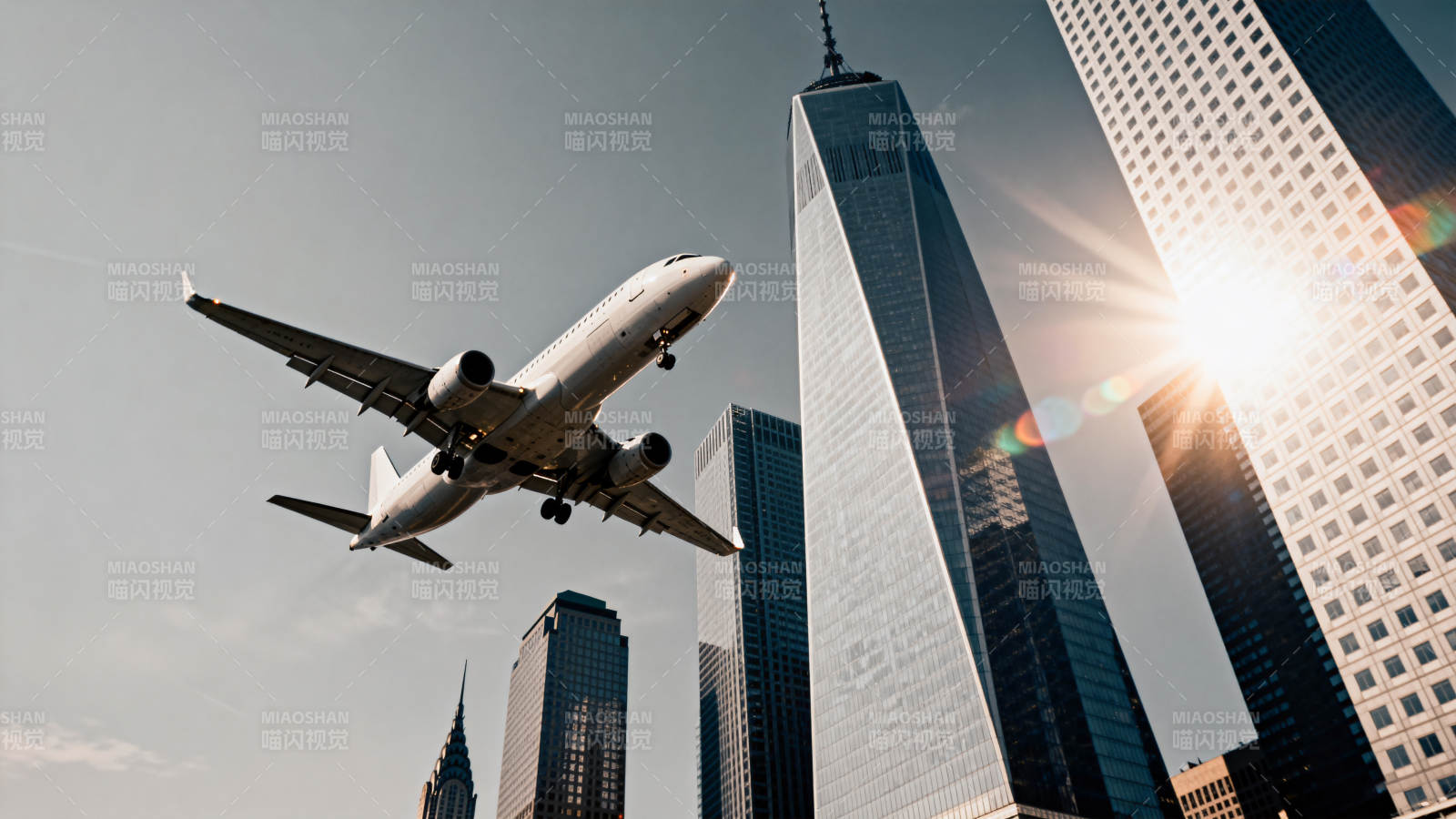 飞机飞越城市天际线图片