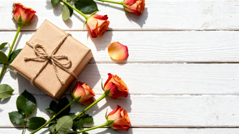 玫瑰与礼盒图片