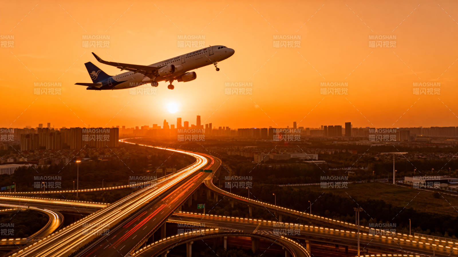 夕阳下的城市航迹图片