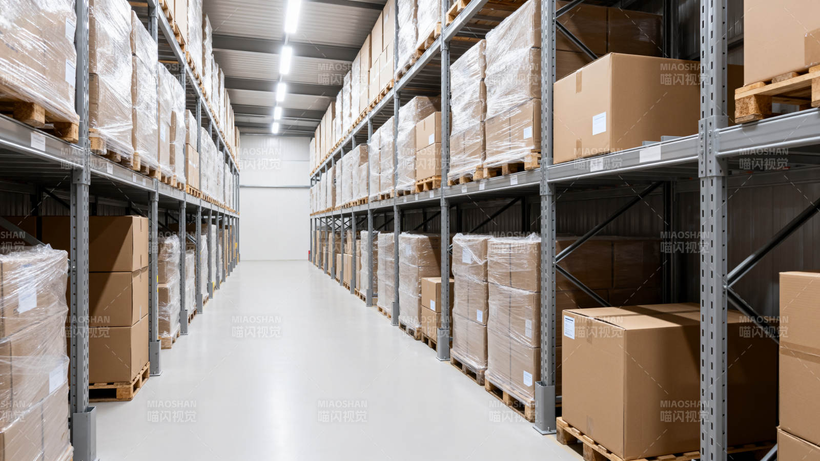 整洁的仓库货架图片