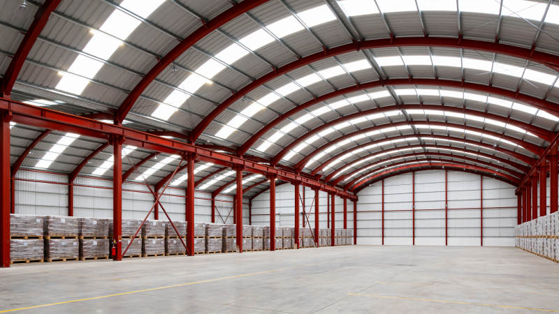 宽敞的红色钢结构仓库图片