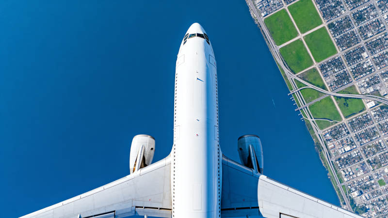 俯瞰飞机与城市图片