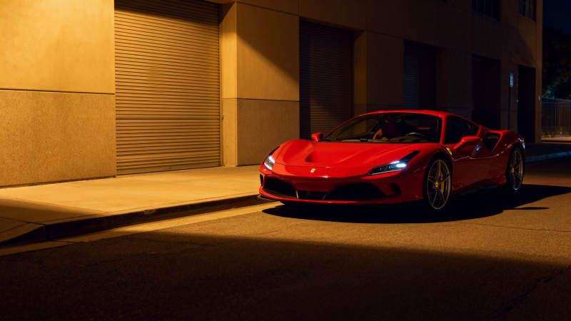 红色跑车夜泊街角图片