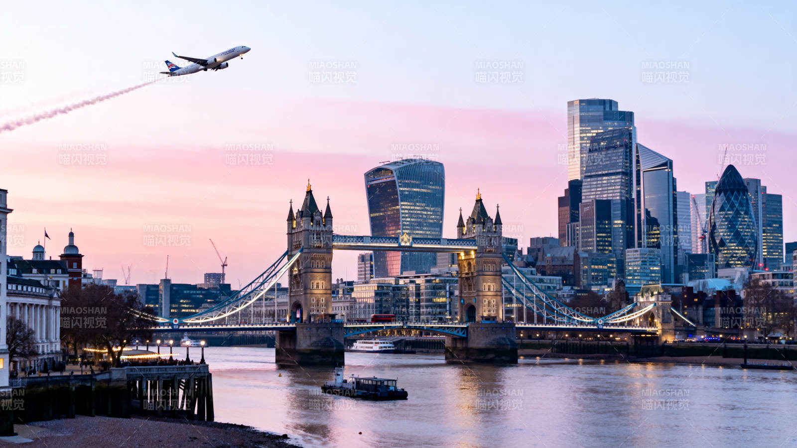 伦敦塔桥暮色航拍图片