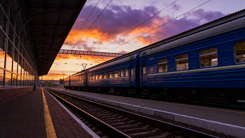 黄昏站台列车静停图片