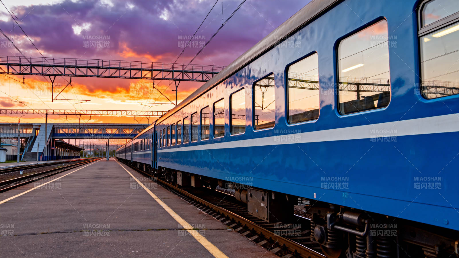 夕阳下的蓝色列车图片