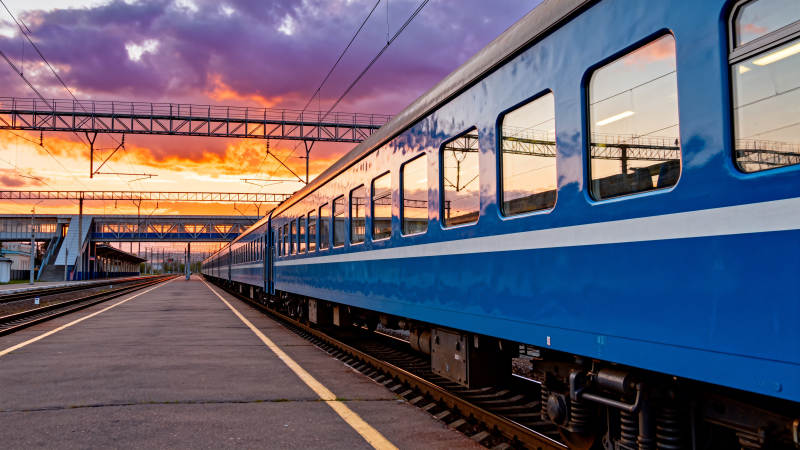 夕阳下的蓝色列车图片