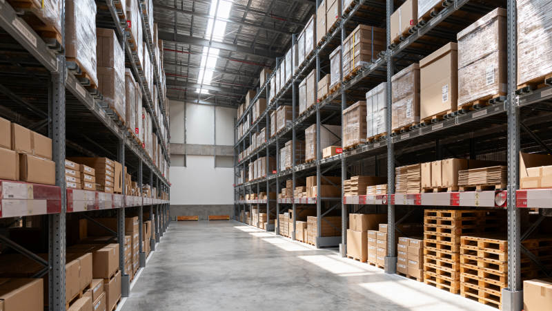 宽敞的仓库货架图片