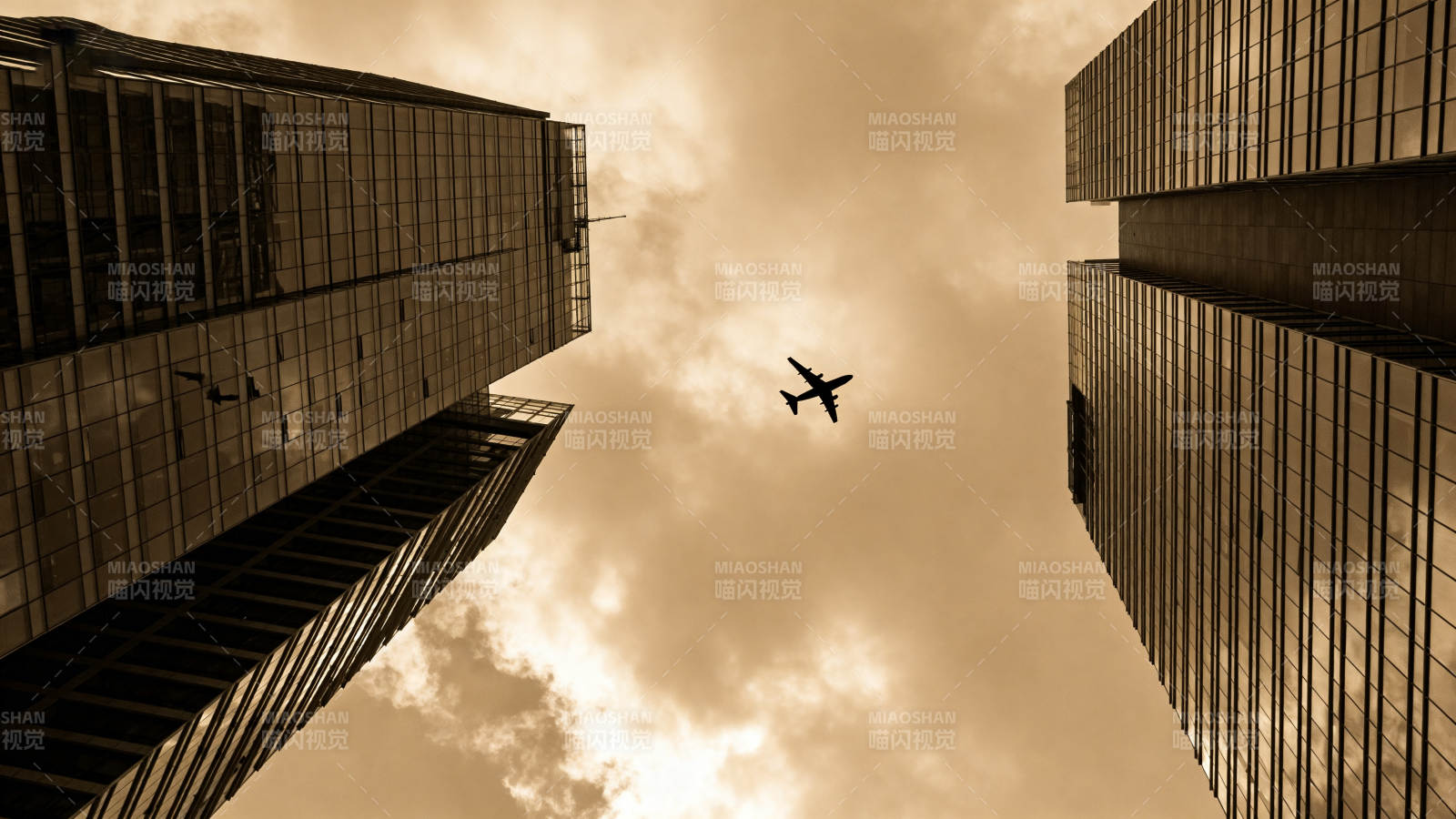 城市之巅 飞机掠过图片
