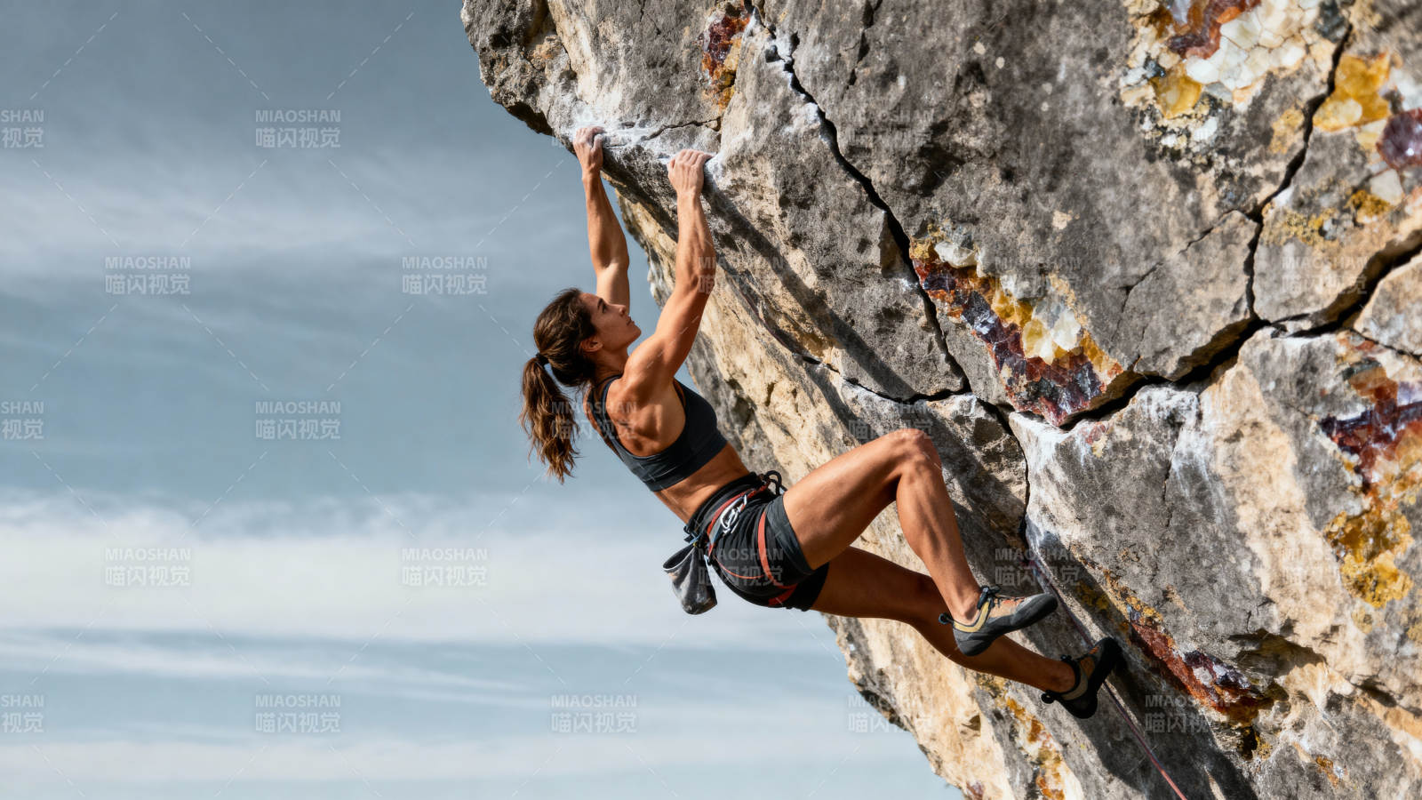 攀岩者挑战峭壁图片
