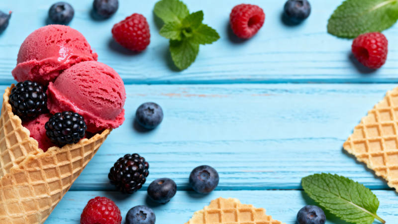 莓果冰淇淋图片