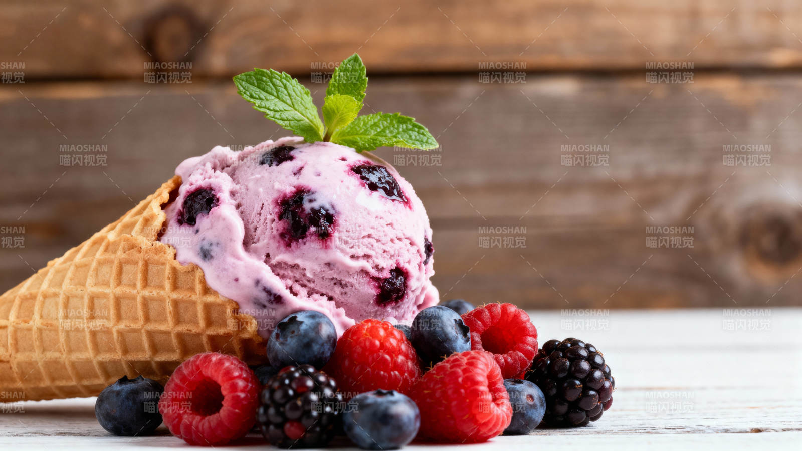 莓果冰淇淋图片
